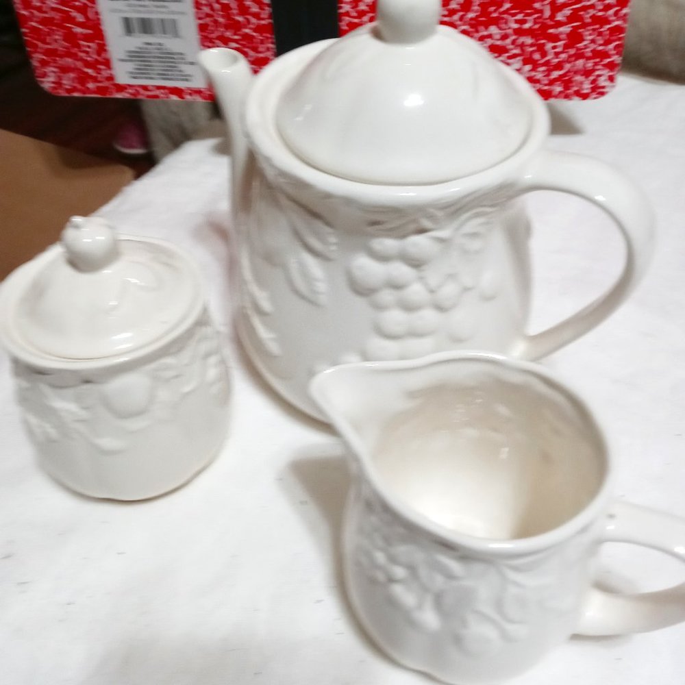 Vintage TeaSet w Grape Motif